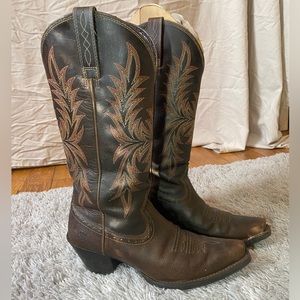 Ariat brown leather cowboy boots women’s size 7.5B. Gently used boots.